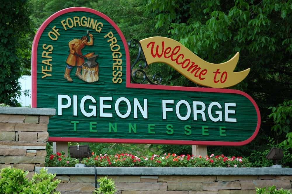 A sign welcoming visitors to Pigeon Forge.